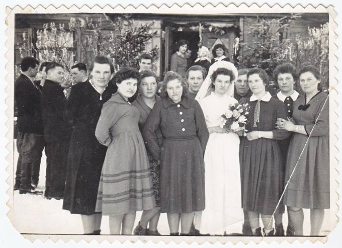 Jaunoji Bronislava Paliulytė-Kubilienė (centre) su svečiais gimtojoje sodyboje Dumbliūnėlių kaime